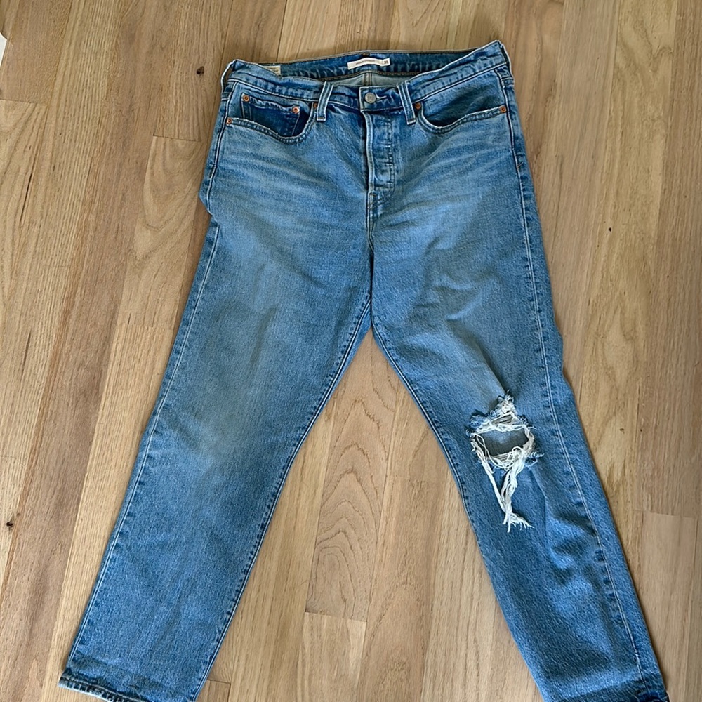 Levi’s wedgie straight distressed jeans (like new)